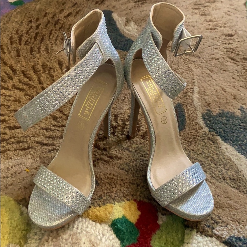 Never Used Truffel Collection Jewel Rita Sandal💎